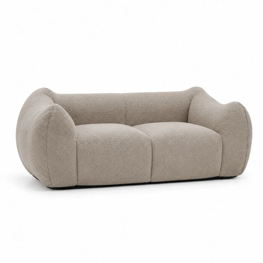 Divano a tre posti in tessuto bouclé beige con struttura in legno massello